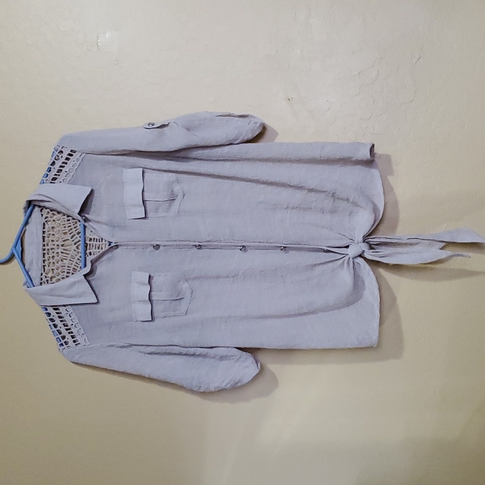 Womens cute button up blouse.  Roz & Ali size large